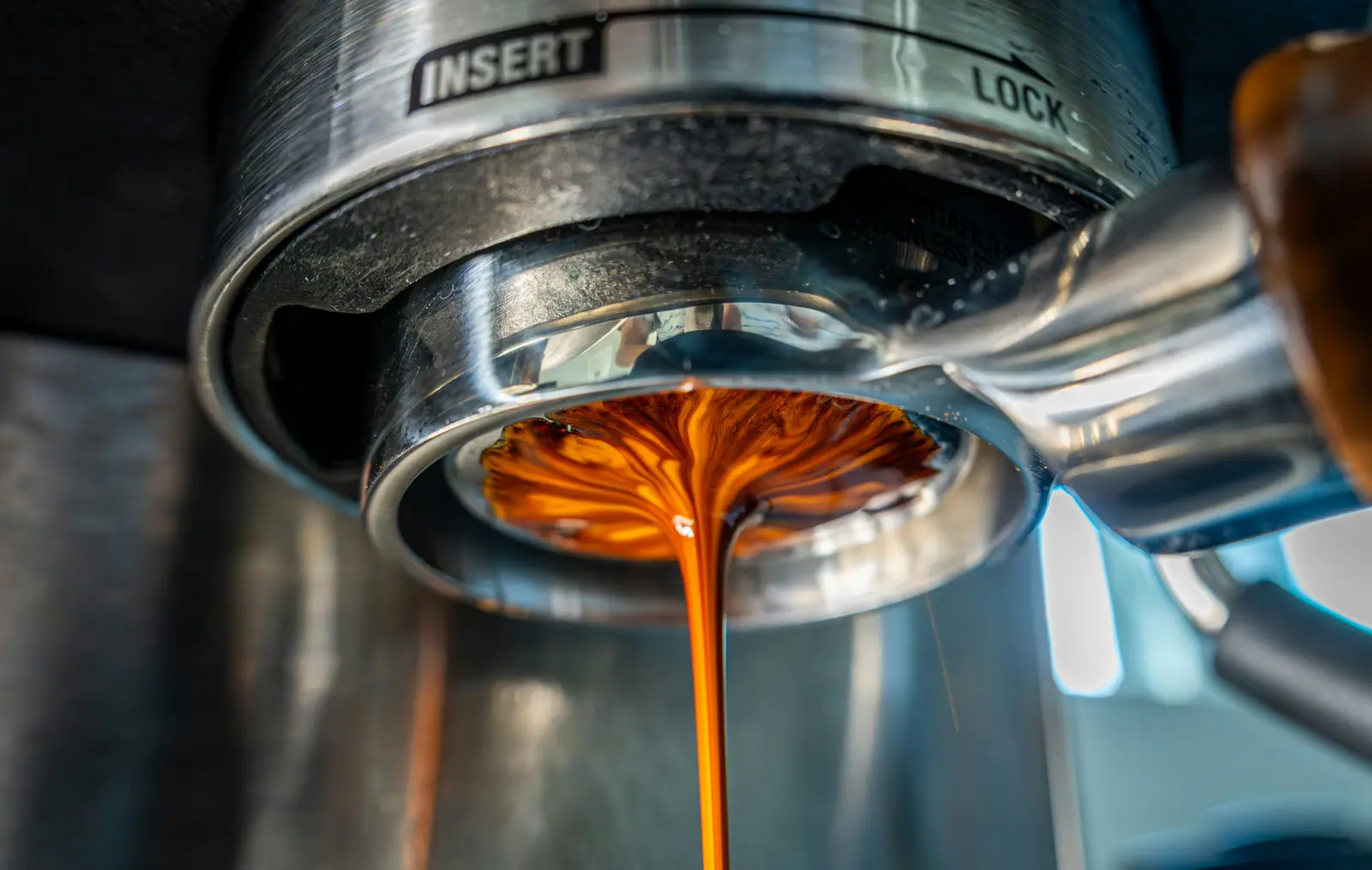 Espresso läuft wie warmer Honig aus dem Siebträger